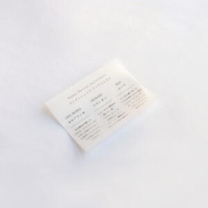 大人を魅了するショコラブランドが手がける、マチのイラストが目を引くオリジナル紙袋と、ゴールドの縁取りが美しいオリジナルボックス