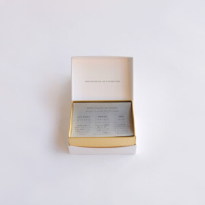 大人を魅了するショコラブランドが手がける、ゴールドの縁取りデザインが上品なオリジナルボックス