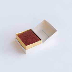 大人を魅了するショコラブランドが手がける、ゴールドの縁取りデザインが上品なオリジナルボックス