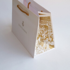 大人を魅了するショコラブランドが手がける、マチのイラストが目を引くオリジナル紙袋