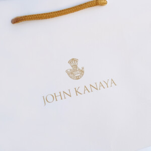 大人を魅了するショコラブランドが贈る、ゴールド印刷が美しいホワイトベースのオリジナル紙袋