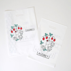 人気スイーツブランドのブランドのシンボルである、赤いワンピースの女の子が描かれたオリジナルポリ袋