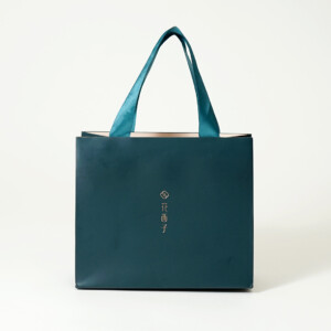 ピーコックグリーンと箔押し加工が美しい、高級感のあるコスメブランドのオリジナル紙袋