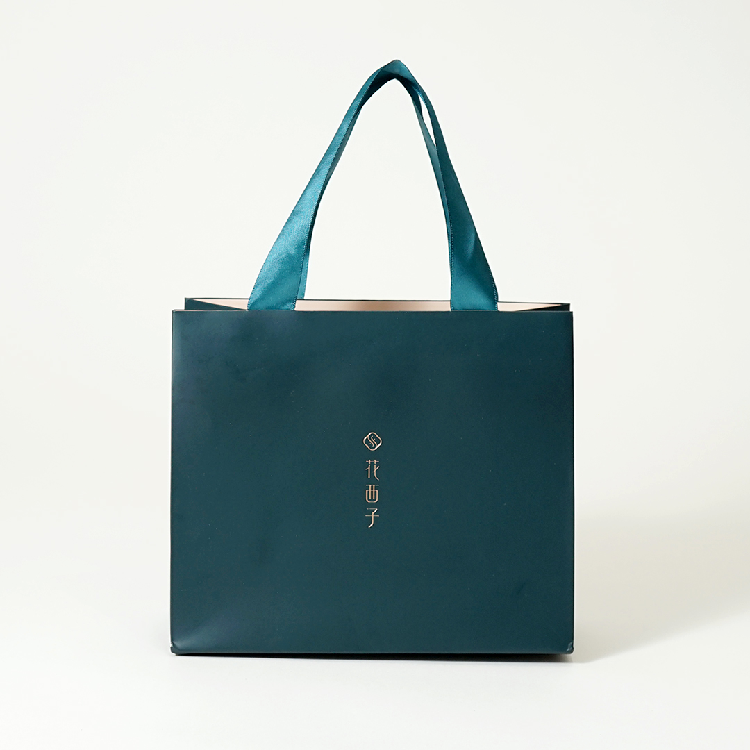 トレンドカラーを取り入れたコスメブランドの凛とした紙袋