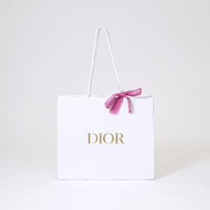 有名コスメブランドの純白ボディに映える、高級感のある箔押しロゴとピンクリボンが可愛いオリジナル紙袋