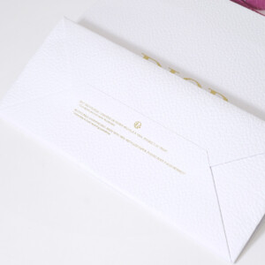 有名コスメブランドの純白ボディに映える、高級感のある箔押しロゴとピンクリボンが可愛いオリジナル紙袋