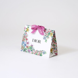 有名コスメブランドの無数の花々をフルカラー印刷で表現した、美しいオリジナルプレゼントバッグ