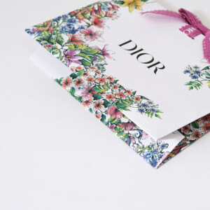 有名コスメブランドの無数の花々をフルカラー印刷で表現した、美しいオリジナルプレゼントバッグ