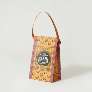 シンガポールで話題沸騰中のコーヒーブランドが手がける、アンティークなデザインをフルカラー印刷で表現したオリジナル紙袋