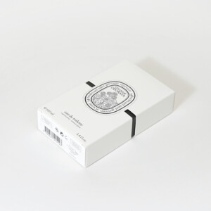 高級フレグランスメゾンの、浮き出し加工を施した大きなロゴが目を惹く、ホワイトベースのオリジナルボックス