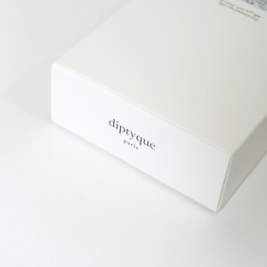 高級フレグランスメゾンの、浮き出し加工を施した大きなロゴが目を惹く、ホワイトベースのオリジナルボックス