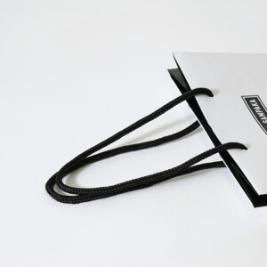 スペイン王室御用達チョコレートブランドの、モノトーンでシックなアクリルスピンドルが特徴のオリジナル紙袋