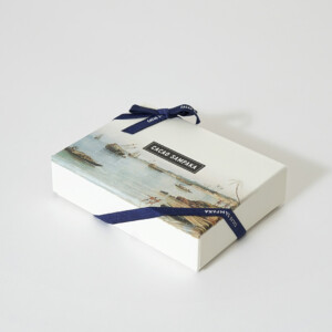 スペイン王室御用達のチョコレートブランドが、「カカオの旅」の世界観をフルカラー印刷で表現したオリジナルボックス