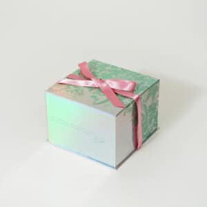 ホログラム素材にボタニカルな模様が印刷された、高級感あふれるショコラブランドのオリジナルボックス