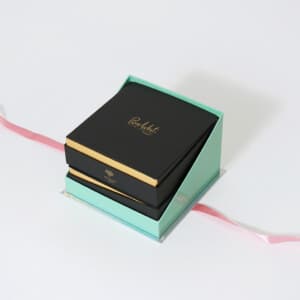 斜めカットされた身箱が特徴的な、高級感あふれるショコラブランドのオリジナルボックス