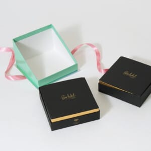 斜めカットされた身箱が特徴的な、高級感あふれるショコラブランドのオリジナルボックス