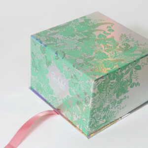 ホログラム素材にボタニカルな模様が印刷された、高級感あふれるショコラブランドのオリジナルボックス