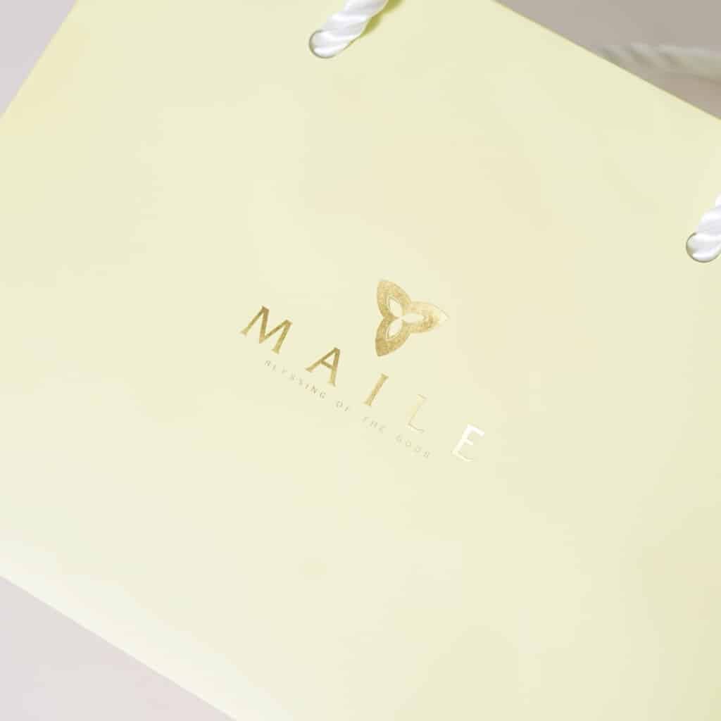 軽やかで柔らかいライトイエローの紙袋3