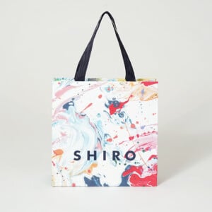 新星アーティストによる大胆なインクアートをフルカラー印刷で再現した、コスメブランドのオリジナル紙袋