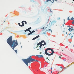 新星アーティストによる大胆なインクアートをフルカラー印刷で再現した、コスメブランドのオリジナル紙袋