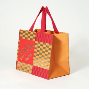 ハイブランドと有名おもちゃブロックメーカーの箔押し（浮き出し加工）が目を惹く、限定コラボのオリジナル紙袋