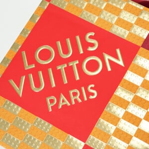 ハイブランドと有名おもちゃブロックメーカーの箔押し（浮き出し加工）が目を惹く、限定コラボのオリジナル紙袋