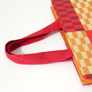 アパレルブランドに人気のハンドルを採用した、ハイブランドと有名おもちゃブロックメーカーの限定コラボオリジナル紙袋