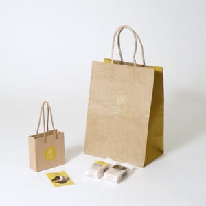 大阪・天神橋の台湾菓子専門店が手がけた、クラフト紙に箔押しとエンボス加工を施し、温かみと高級感を両立させたオリジナル紙袋