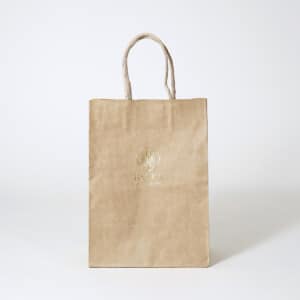 大阪・天神橋の台湾菓子専門店が手がけた、クラフト紙に箔押しとエンボス加工を施し、温かみと高級感を両立させたオリジナル紙袋