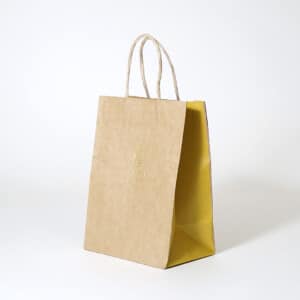 大阪・天神橋の台湾菓子専門店が手がけた、クラフト紙に箔押しとエンボス加工を施し、温かみと高級感を両立させたオリジナル紙袋