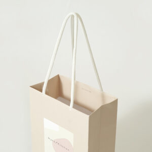 ナチュラル・オーガニックコスメショップの縦留め仕様が美しいオリジナル紙袋