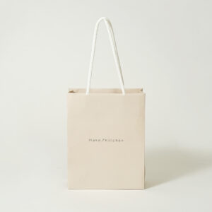 淡いカラーリングが全面に印刷された、ナチュラル・オーガニックコスメショップのオリジナル紙袋