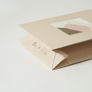 環境配慮マークが印刷された、ナチュラル・オーガニックコスメショップのリサイクル可能なオリジナル紙袋