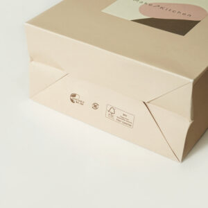 環境配慮マークが印刷された、ナチュラル・オーガニックコスメショップのリサイクル可能なオリジナル紙袋