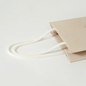 ナチュラル・オーガニックコスメショップの紙ファイバーハンドルを採用した、エコなオリジナル紙袋