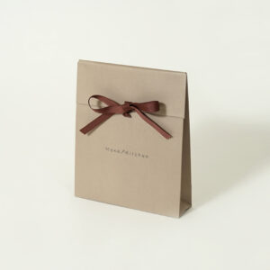 淡いカラーリングが全面に印刷された、ナチュラル・オーガニックコスメショップのリボンがかわいいプレゼントバッグ