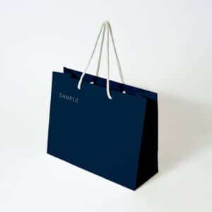 重厚なネイビーが企業としての信頼感を感じさせる、書類入れにもオススメな紙袋