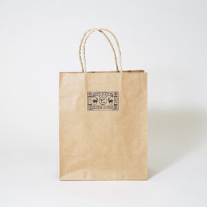 工芸品ブランドのクラフト紙に和柄のエンボス加工を施した、上品さ際立つオリジナル紙袋