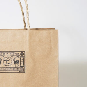工芸品ブランドのクラフト紙に和柄のエンボス加工を施した、上品さ際立つオリジナル紙袋
