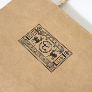 工芸品ブランドのクラフト紙に和柄のエンボス加工を施した、上品さ際立つオリジナル紙袋