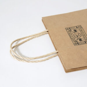 工芸品ブランドの麻紐のような紙製ハンドルを採用した、上品さ際立つオリジナル紙袋