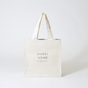 美容効果を追求したルームウェアブランドが手がける、コットン製ハンドルを採用した、アイボリー色の清潔感あるオリジナル紙袋