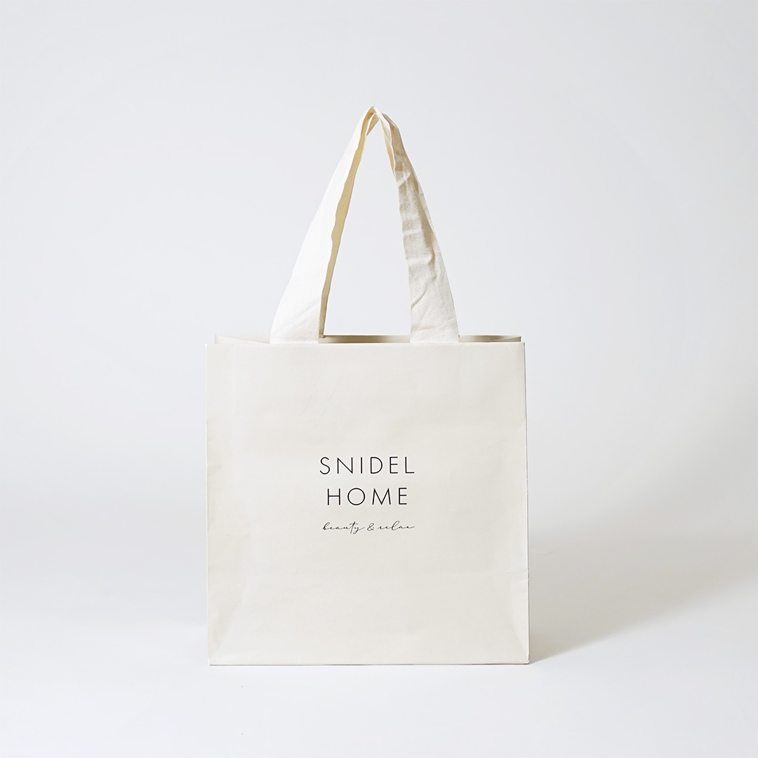 ルームウェアを扱うライフスタイルブランドのナチュラルな紙袋
