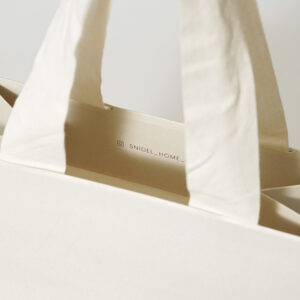 美容効果を追求したルームウェアブランドが手がける、内側にSNSアカウント情報をプリントした、アイボリー色の清潔感あるオリジナル紙袋