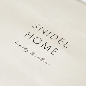 美容効果を追求したルームウェアブランドが手がける、コットン製ハンドルを採用した、アイボリー色の清潔感あるオリジナル紙袋