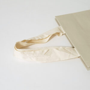 美容効果を追求したルームウェアブランドが手がける、コットン製ハンドルを採用した、アイボリー色の清潔感あるオリジナル紙袋