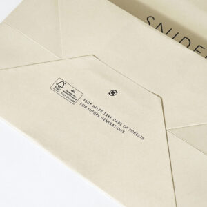 美容効果を追求したルームウェアブランドの底面にFSC認証マークをプリントした、アイボリー色の清潔感あるオリジナル紙袋