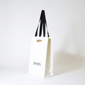 レディースアパレルブランドのロゴにデボス加工を施した、サステナブルなオリジナル紙袋