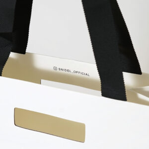 レディースアパレルブランドの内側にSNSアカウントを印字した、サステナブルなオリジナル紙袋