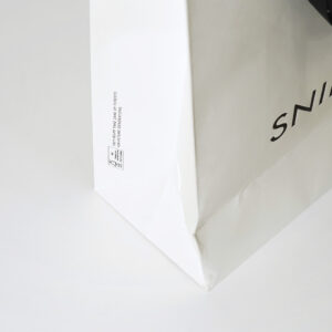 レディースアパレルブランドのFSC認証マークが側面に印字した、サステナブルなオリジナル紙袋